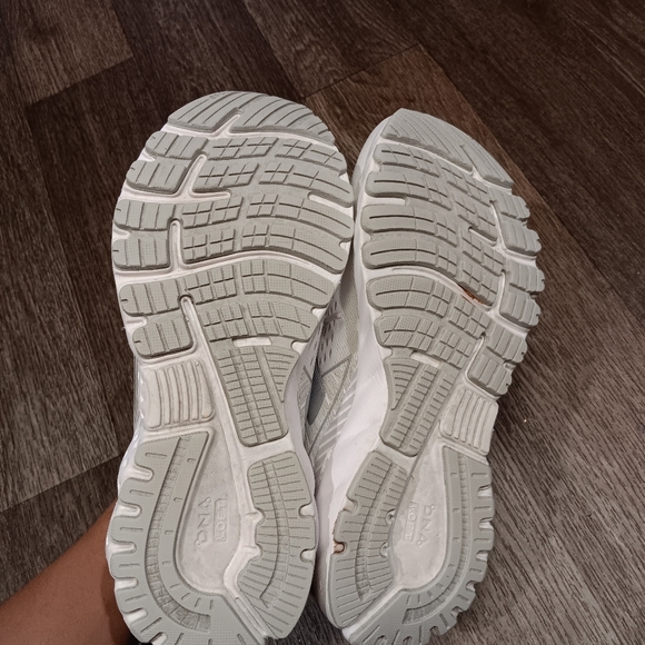 Brooks Women's White Adrenaline GTS 19  Running Shoes Sz 9 - Picture 3 of 6